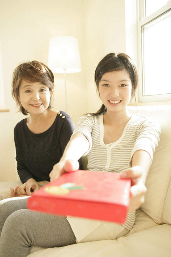 东方人,两个人,祖母,坐,笑,微笑,露齿笑,竖图,室内,白天,正面,窗户,靠垫,沙发,礼盒,礼物,亚洲,握,阴影,服装,反射,影子,纸盒,墙,靠枕,注视,休闲装,黄种人,玻璃窗,墙壁,墙面,盒子,一个,衣服,白色,包装盒,礼品盒,垫子,枕头,观察,看,休闲,休闲服,握着,服饰,礼品,奶奶,单个,观看,祖孙,察看,关注,布艺沙发,外婆,外孙女,外祖母,老年女性,年轻女性,女人,女性,亚洲人,孙女,坐着,半身,彩图