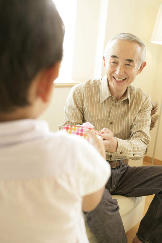 东方人,儿童,老年人,背部,两个人,家庭,祖父,坐,笑,微笑,露齿笑,竖图,室内,白天,正面,纯洁,植物,窗户,靠垫,沙发,礼盒,礼物,亚洲,握,阴影,服装,朦胧,模糊,反射,盆栽,影子,纸盒,墙,靠枕,盆景,注视,休闲装,黄种人,玻璃窗,相视,墙壁,墙面,盒子,一个,小孩,衣服,绿色,白色,自然,包装盒,礼品盒,垫子,枕头,观察,看,休闲,温暖,温馨,一家人,面对面,休闲服,可爱,童年,童趣,握着,服饰,礼品,生长,爷爷,单个,成长,观看,祖孙,对视,和睦,察看,互视,关注,相对,布艺沙发,童真,烂漫,无邪,外公,外祖父,外孙,相看,外孙子,天真,老年男性,男孩,男人,男性,亚洲人,孩子,孙子,坐着,半身,彩图,融洽,男生