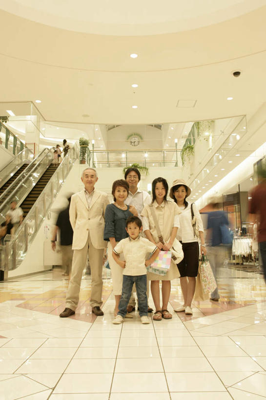 东方人,儿童,中年人,老年人,母亲,父亲,女儿,祖母,祖父,三代同堂,商店,栏杆,站,笑,微笑,竖图,室内,白天,正面,购物,纯洁,消费,植物,天花板,超市,电梯,商场,袋子,帽子,照明,亚洲,一副,行人,阴影,服装,朦胧,模糊,光线,包,包装袋,瓷砖,地砖,盆栽,皮包,手提袋,眼镜,影子,电动扶梯,围栏,灯光,购物袋,盆景,地面,自动扶梯,运输工具,许多人,拎,注视,休闲装,黄种人,祖孙三代,手叉腰,护栏,顶灯,路人,灯,小孩,衣服,绿色,自然,遮阳帽,灯具,叉腰,观察,看,站着,一群人,休闲,温暖,温馨,父女,母女,休闲服,父爱,可爱,母爱,童年,童趣,搭,金融,百货,服饰,生长,奶奶,爷爷,成长,观看,祖孙,单肩包,照亮,和睦,察看,双手叉腰,照明设备,搭着,购买,关注,近视眼镜,选购,贸易,童真,百货公司,烂漫,无邪,外婆,外孙女,外祖母,外公,外祖父,外孙,外孙子,血拼,一顶,过客,天真,老年男性,老年女性,男孩,男人,男性,年轻女性,女人,女性,中年男性,中年女性,亚洲人,孩子,全家福,孙女,孙子,站立,彩图,全身,购物商场,购物中心,商业中心,融洽,扶手电梯,升降设备,运输带,自动行人电梯,男生,女生,拎着,爸爸,多代同堂,妈妈,电扶梯