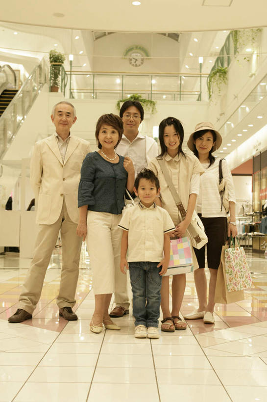 东方人,儿童,中年人,老年人,母亲,父亲,女儿,祖母,祖父,三代同堂,商店,栏杆,站,握手,笑,微笑,竖图,室内,白天,正面,购物,纯洁,消费,植物,天花板,超市,电梯,商场,袋子,帽子,照明,亚洲,一副,阴影,服装,朦胧,模糊,光线,包,包装袋,瓷砖,地砖,盆栽,皮包,手提袋,眼镜,影子,电动扶梯,围栏,灯光,购物袋,盆景,地面,自动扶梯,运输工具,许多人,拎,注视,休闲装,黄种人,祖孙三代,护栏,顶灯,灯,小孩,衣服,绿色,自然,遮阳帽,灯具,观察,看,站着,一群人,休闲,温暖,温馨,父女,母女,休闲服,父爱,可爱,母爱,童年,童趣,搭,金融,百货,服饰,生长,奶奶,爷爷,成长,观看,祖孙,单肩包,照亮,和睦,察看,照明设备,搭着,购买,关注,近视眼镜,选购,贸易,童真,百货公司,烂漫,无邪,外婆,外孙女,外祖母,外公,外祖父,外孙,外孙子,血拼,一顶,天真,老年男性,老年女性,男孩,男人,男性,年轻女性,女人,女性,中年男性,中年女性,亚洲人,孩子,全家福,孙女,孙子,搀手,拉手,手拉手,手握手,站立,彩图,全身,购物商场,购物中心,商业中心,融洽,扶手电梯,升降设备,运输带,自动行人电梯,男生,女生,拎着,爸爸,多代同堂,妈妈,电扶梯
