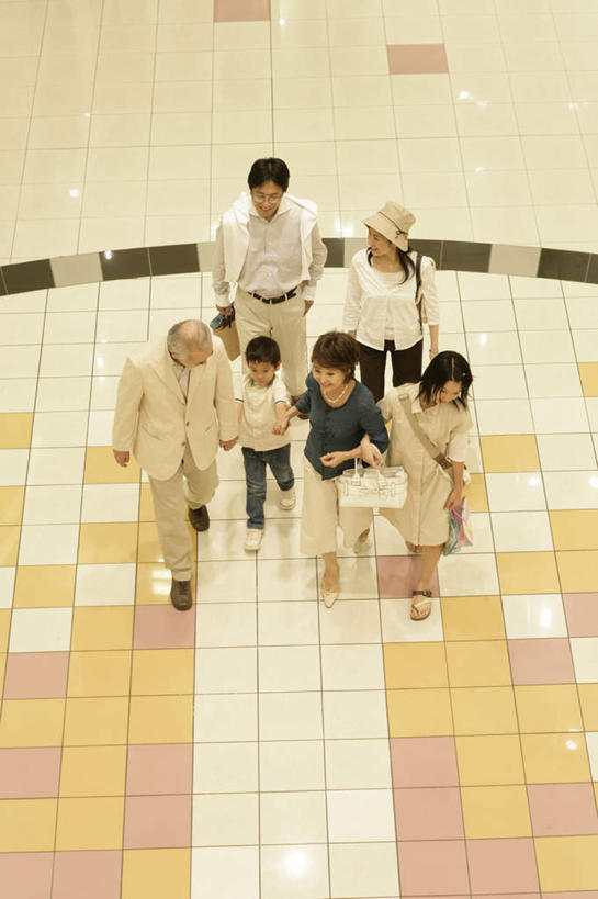 东方人,儿童,中年人,老年人,母亲,父亲,女儿,祖母,祖父,三代同堂,商店,走,握手,竖图,俯视,室内,白天,购物,纯洁,消费,超市,商场,袋子,帽子,亚洲,一排,许多,阴影,服装,整齐,光线,包,包装袋,瓷砖,地砖,皮包,手提袋,眼镜,影子,灯光,购物袋,地面,许多人,注视,休闲装,黄种人,祖孙三代,相视,排列,小孩,衣服,遮阳帽,观察,看,一群人,休闲,温暖,温馨,父女,母女,面对面,休闲服,父爱,可爱,母爱,童年,童趣,金融,百货,服饰,奶奶,爷爷,观看,祖孙,对视,单肩包,和睦,察看,互视,队列,购买,关注,相对,近视眼镜,选购,贸易,童真,百货公司,烂漫,无邪,外婆,外孙女,外祖母,外公,外祖父,外孙,相看,外孙子,血拼,天真,老年男性,老年女性,男孩,男人,男性,年轻女性,女人,女性,中年男性,中年女性,亚洲人,孩子,全家福,孙女,孙子,步行,搀手,拉手,手拉手,手握手,走路,彩图,高角度拍摄,全身,购物商场,购物中心,商业中心,融洽,男生,女生,爸爸,多代同堂,妈妈