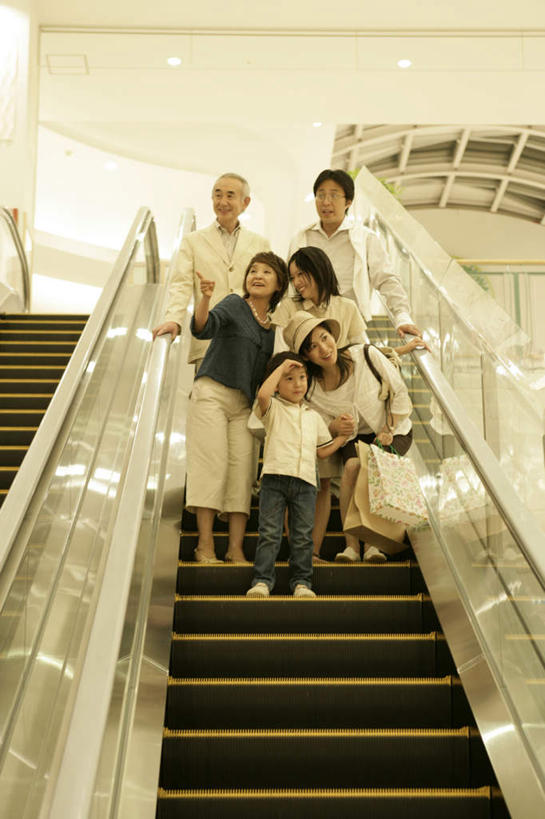 东方人,儿童,中年人,老年人,母亲,父亲,女儿,祖母,祖父,三代同堂,商店,站,竖图,室内,白天,仰视,购物,纯洁,消费,天花板,超市,电梯,商场,帽子,亚洲,阴影,服装,朦胧,模糊,光线,包,皮包,眼镜,影子,电动扶梯,墙,灯光,自动扶梯,运输工具,许多人,扭头,注视,休闲装,黄种人,祖孙三代,墙壁,墙面,小孩,衣服,遮阳帽,观察,看,站着,转头,一群人,休闲,温暖,温馨,父女,母女,休闲服,父爱,可爱,母爱,童年,童趣,搭,金融,百货,服饰,奶奶,爷爷,观看,祖孙,单肩包,和睦,察看,搭着,关注,近视眼镜,选购,贸易,童真,百货公司,烂漫,无邪,外婆,外孙女,外祖母,外公,外祖父,外孙,外孙子,血拼,天真,老年男性,老年女性,男孩,男人,男性,年轻女性,女人,女性,中年男性,中年女性,亚洲人,孩子,全家福,孙女,孙子,站立,彩图,低角度拍摄,全身,购物商场,购物中心,商业中心,融洽,扶手电梯,升降设备,运输带,自动行人电梯,男生,女生,爸爸,多代同堂,妈妈,电扶梯