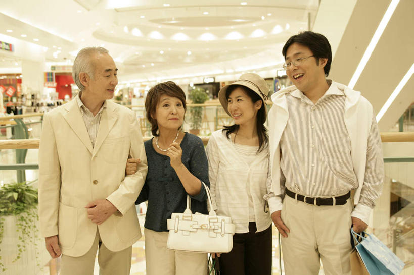 东方人,四个人,家庭,夫妻,母亲,父亲,女儿,儿子,商店,站,笑,微笑,横图,室内,白天,正面,爱情,购物,消费,植物,超市,电梯,商场,袋子,帽子,亚洲,阴影,服装,反射,包,包装袋,盆栽,皮包,手提袋,眼镜,影子,电动扶梯,墙,购物袋,盆景,自动扶梯,运输工具,浪漫,注视,休闲装,黄种人,墙壁,墙面,衣服,绿色,白色,自然,遮阳帽,观察,看,手挽手,站着,休闲,温暖,温馨,父女,父子,母女,母子,一家人,休闲服,恩爱,父爱,母爱,金融,恋人,百货,服饰,生长,成长,观看,单肩包,和睦,察看,购买,关注,近视眼镜,选购,贸易,百货公司,血拼,老年男性,老年女性,男人,男性,女人,女性,中年男性,中年女性,亚洲人,夫妇,情侣,站立,半身,彩图,购物商场,购物中心,商业中心,伴侣,融洽,扶手电梯,升降设备,运输带,自动行人电梯,电扶梯