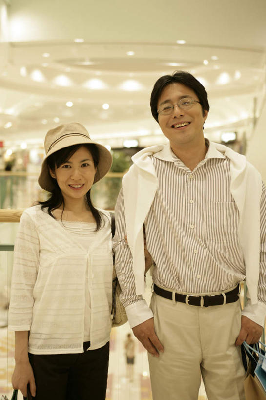 东方人,中年人,两个人,家庭,夫妻,商店,站,笑,微笑,露齿笑,竖图,室内,白天,正面,爱情,购物,消费,超市,商场,帽子,照明,亚洲,一副,阴影,服装,朦胧,模糊,光线,包,皮包,眼镜,影子,灯光,浪漫,注视,休闲装,黄种人,顶灯,灯,衣服,遮阳帽,灯具,观察,看,站着,休闲,温暖,温馨,一家人,休闲服,恩爱,金融,恋人,百货,服饰,观看,单肩包,照亮,和睦,察看,照明设备,关注,近视眼镜,选购,贸易,百货公司,血拼,一顶,男人,男性,女人,女性,中年男性,中年女性,亚洲人,夫妇,情侣,站立,半身,彩图,购物商场,购物中心,商业中心,伴侣,融洽