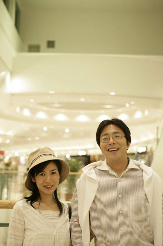 东方人,中年人,两个人,家庭,夫妻,商店,站,笑,微笑,露齿笑,竖图,室内,白天,正面,爱情,购物,消费,超市,商场,帽子,照明,亚洲,一副,阴影,服装,朦胧,模糊,光线,包,皮包,眼镜,影子,灯光,浪漫,注视,休闲装,黄种人,顶灯,灯,衣服,遮阳帽,灯具,观察,看,站着,休闲,温暖,温馨,一家人,休闲服,恩爱,金融,恋人,百货,服饰,观看,单肩包,照亮,和睦,察看,照明设备,关注,近视眼镜,选购,贸易,百货公司,血拼,一顶,男人,男性,女人,女性,中年男性,中年女性,亚洲人,夫妇,情侣,站立,半身,彩图,购物商场,购物中心,商业中心,伴侣,融洽