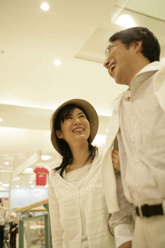 东方人,中年人,两个人,家庭,夫妻,商店,站,笑,微笑,露齿笑,竖图,室内,白天,仰视,爱情,购物,消费,超市,商场,帽子,照明,亚洲,一副,阴影,服装,朦胧,模糊,光线,眼镜,影子,灯光,浪漫,注视,休闲装,黄种人,顶灯,相视,灯,衣服,遮阳帽,灯具,观察,看,站着,休闲,温暖,温馨,一家人,面对面,休闲服,恩爱,金融,恋人,百货,服饰,观看,对视,照亮,和睦,察看,互视,照明设备,关注,相对,近视眼镜,选购,贸易,百货公司,相看,血拼,一顶,男人,男性,女人,女性,中年男性,中年女性,亚洲人,夫妇,情侣,站立,半身,彩图,低角度拍摄,购物商场,购物中心,商业中心,伴侣,融洽