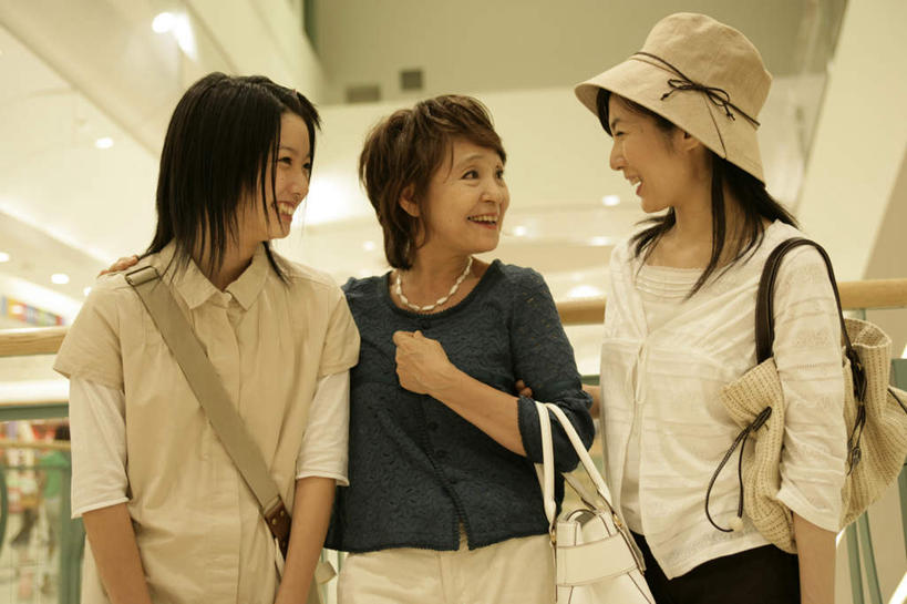 东方人,老年人,三个人,母亲,女儿,祖母,三代同堂,商店,栏杆,站,横图,室内,白天,正面,购物,消费,天花板,超市,商场,袋子,帽子,项链,亚洲,握,阴影,服装,朦胧,模糊,光线,包,包装袋,手提袋,影子,墙,围栏,灯光,购物袋,注视,休闲装,黄种人,祖孙三代,护栏,相视,墙壁,墙面,装饰品,衣服,饰品,首饰,遮阳帽,观察,看,靠,靠着,站着,休闲,温暖,温馨,母女,面对面,休闲服,母爱,搭,握着,金融,百货,服饰,奶奶,观看,祖孙,对视,和睦,察看,互视,搭着,关注,相对,斜挎包,选购,贸易,百货公司,外婆,外孙女,外祖母,相看,血拼,一顶,老年女性,年轻女性,女人,女性,中年女性,亚洲人,年轻人,全家福,孙女,站立,半身,彩图,购物商场,购物中心,商业中心,融洽,多代同堂,妈妈