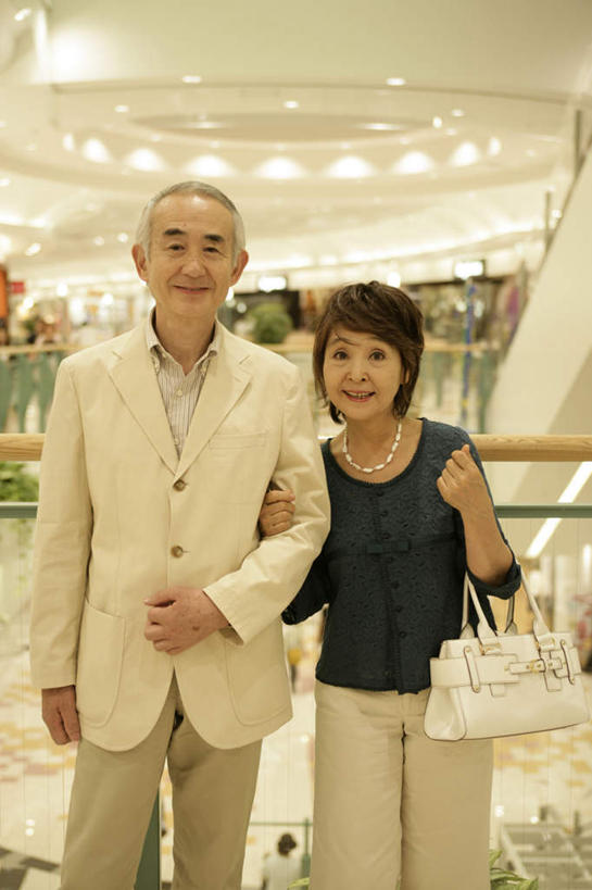 东方人,老年人,两个人,家庭,夫妻,商店,栏杆,站,笑,微笑,竖图,室内,白天,正面,衬衫,西装,爱情,购物,消费,超市,商场,项链,亚洲,阴影,套装,服装,正装,朦胧,模糊,反射,包,皮包,影子,墙,围栏,浪漫,注视,休闲装,职业装,黄种人,护栏,墙壁,墙面,装饰品,一个,衣服,白色,饰品,首饰,观察,看,手挽手,站着,休闲,温暖,温馨,一家人,休闲服,恩爱,金融,恋人,百货,服饰,单个,观看,单肩包,和睦,察看,关注,选购,贸易,百货公司,血拼,老年男性,老年女性,男人,男性,女人,女性,亚洲人,夫妇,情侣,站立,半身,彩图,衬衣,购物商场,购物中心,商业中心,伴侣,融洽