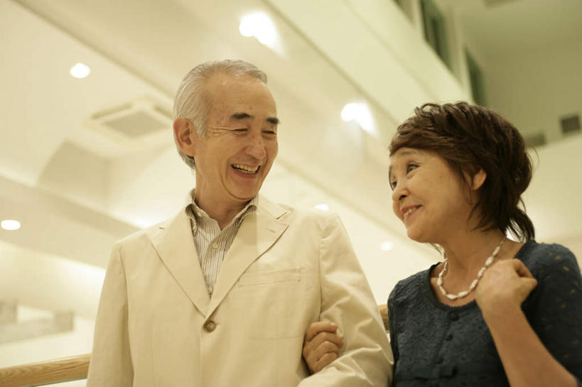 东方人,老年人,两个人,家庭,夫妻,商店,站,笑,微笑,横图,室内,白天,仰视,衬衫,西装,爱情,购物,消费,天花板,超市,商场,项链,照明,亚洲,阴影,套装,服装,正装,朦胧,模糊,反射,影子,墙,灯光,浪漫,注视,休闲装,职业装,黄种人,顶灯,墙壁,墙面,灯,装饰品,衣服,白色,饰品,首饰,灯具,观察,看,手挽手,站着,休闲,温暖,温馨,一家人,休闲服,恩爱,金融,恋人,百货,服饰,观看,照亮,和睦,察看,照明设备,关注,选购,贸易,百货公司,血拼,老年男性,老年女性,男人,男性,女人,女性,亚洲人,夫妇,情侣,站立,半身,彩图,低角度拍摄,衬衣,购物商场,购物中心,商业中心,伴侣,融洽