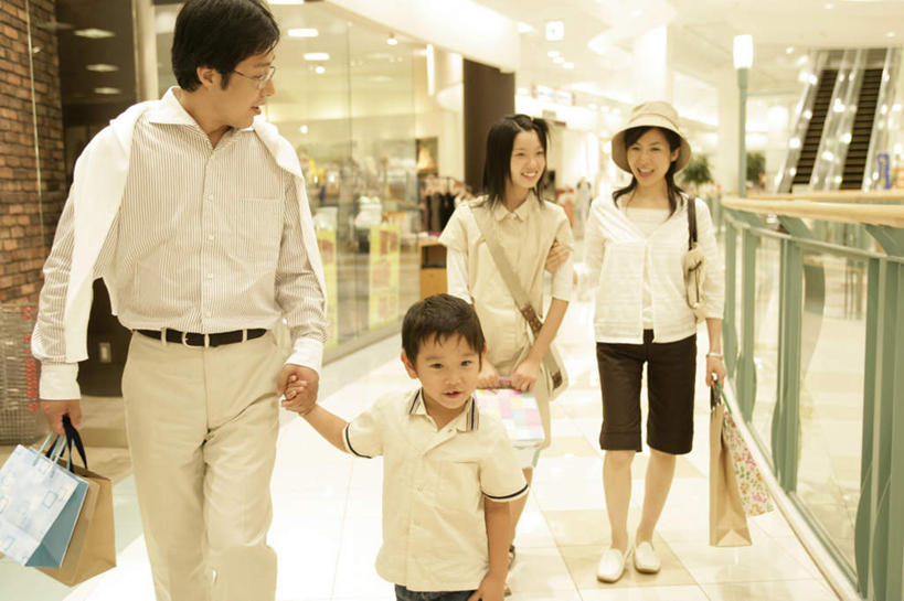 东方人,儿童,中年人,四个人,家庭,夫妻,母亲,父亲,女儿,儿子,商店,栏杆,走,握手,笑,微笑,横图,室内,白天,正面,爱情,购物,纯洁,消费,窗户,落地窗,超市,橱窗,电梯,商场,袋子,帽子,亚洲,阴影,服装,反射,包,包装袋,手提袋,眼镜,影子,电动扶梯,围栏,走道,走廊,过道,购物袋,自动扶梯,运输工具,浪漫,拎,注视,休闲装,黄种人,护栏,玻璃窗,小孩,衣服,遮阳帽,观察,看,休闲,温暖,温馨,父女,父子,母女,母子,一家人,休闲服,恩爱,父爱,可爱,母爱,童年,童趣,金融,恋人,百货,服饰,观看,和睦,察看,关注,斜挎包,近视眼镜,选购,贸易,童真,百货公司,烂漫,无邪,玻璃橱窗,血拼,天真,男孩,男人,男性,年轻女性,女人,女性,中年男性,中年女性,亚洲人,孩子,夫妇,情侣,步行,搀手,拉手,手拉手,手握手,走路,半身,彩图,购物商场,购物中心,商业中心,伴侣,融洽,扶手电梯,升降设备,运输带,自动行人电梯,男生,女生,拎着,电扶梯