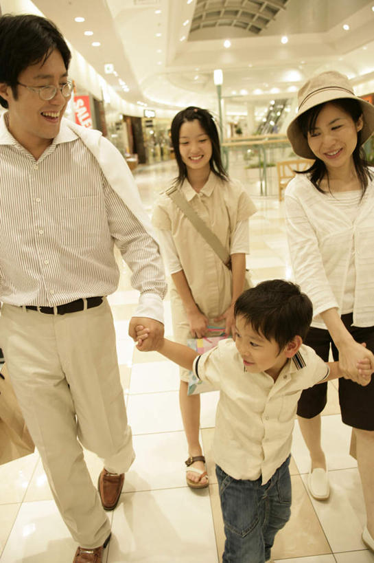 东方人,儿童,中年人,四个人,家庭,夫妻,母亲,父亲,女儿,儿子,商店,走,握手,笑,微笑,竖图,室内,白天,正面,爱情,购物,纯洁,消费,天花板,超市,商场,帽子,亚洲,阴影,服装,朦胧,模糊,反射,包,眼镜,影子,墙,走道,走廊,过道,浪漫,注视,休闲装,黄种人,墙壁,墙面,小孩,衣服,遮阳帽,观察,看,休闲,温暖,温馨,父女,父子,母女,母子,一家人,休闲服,恩爱,父爱,可爱,母爱,童年,童趣,金融,恋人,百货,服饰,观看,和睦,察看,关注,斜挎包,近视眼镜,选购,贸易,童真,百货公司,烂漫,无邪,血拼,天真,男孩,男人,男性,年轻女性,女人,女性,中年男性,中年女性,亚洲人,孩子,夫妇,情侣,步行,搀手,拉手,散步,手拉手,手握手,走路,半身,彩图,购物商场,购物中心,商业中心,伴侣,融洽,男生,女生