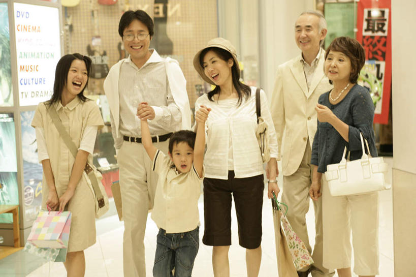 东方人,儿童,中年人,老年人,母亲,父亲,女儿,祖母,祖父,三代同堂,商店,走,举,握手,笑,微笑,横图,室内,白天,正面,购物,纯洁,消费,超市,商场,袋子,帽子,亚洲,服装,包,包装袋,瓷砖,地砖,手提袋,眼镜,购物袋,地面,许多人,拎,注视,休闲装,黄种人,祖孙三代,小孩,衣服,遮阳帽,观察,看,托,一群人,休闲,温暖,温馨,父女,母女,休闲服,父爱,可爱,母爱,童年,童趣,金融,百货,服饰,奶奶,爷爷,观看,祖孙,和睦,察看,关注,斜挎包,近视眼镜,选购,贸易,童真,百货公司,烂漫,无邪,外婆,外孙女,外祖母,外公,外祖父,外孙,外孙子,血拼,天真,老年男性,老年女性,男孩,男人,男性,年轻女性,女人,女性,中年男性,中年女性,亚洲人,孩子,全家福,孙女,孙子,步行,搀手,举起,举手,举着,拉手,手拉手,手握手,向上举,向上伸,向上托,走路,半身,彩图,购物商场,购物中心,商业中心,融洽,男生,女生,拎着,爸爸,多代同堂,妈妈