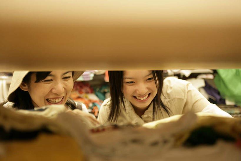 东方人,两个人,家庭,母亲,女儿,商店,站,笑,微笑,露齿笑,横图,室内,白天,正面,购物,消费,超市,商场,帽子,衣架,亚洲,弯腰,握,阴影,服装,朦胧,模糊,反射,包,影子,注视,休闲装,黄种人,衣服,遮阳帽,观察,看,站着,休闲,温暖,温馨,母女,一家人,休闲服,母爱,握着,金融,百货,服饰,观看,和睦,察看,挑选,关注,选择,斜挎包,选购,贸易,百货公司,弯身,血拼,一顶,采选,遴选,筛选,挑拣,挑撰,年轻女性,女人,女性,中年女性,亚洲人,挂衣架,晾衣架,站立,半身,彩图,购物商场,购物中心,商业中心,融洽