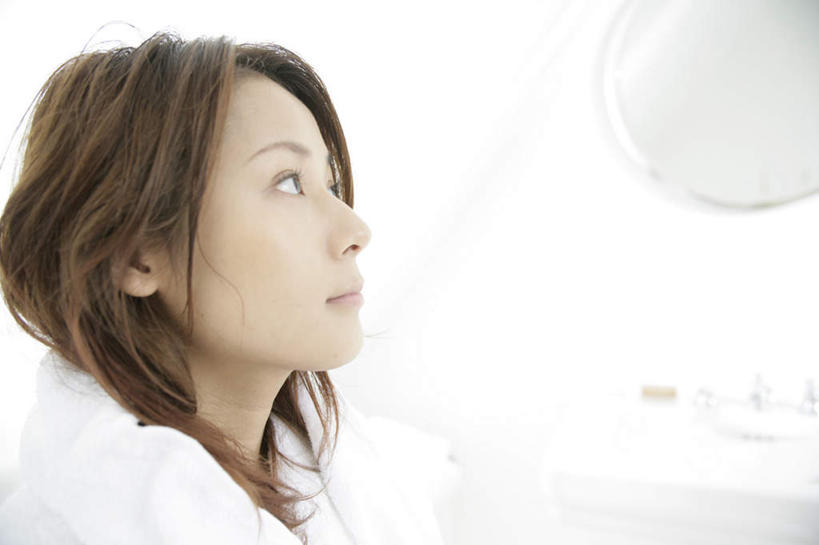 东方人,脸,头,脸颊,头发,一个人,站,横图,室内,特写,白天,侧面,镜子,卫生间,浴室,亚洲,仅一个年轻女性,仅一个女性,仅一个人,阴影,服装,反射,影子,墙,棕色,注视,休闲装,黄种人,肩膀,墙壁,墙面,衣服,白色,观察,看,站着,休闲,休闲服,服饰,观看,镜像,察看,镜面,关注,年轻女性,女人,女性,亚洲人,头部,长发,直发,脸部,脸蛋,面部,淋浴房,抬头,仰头,站立,半身,彩图,冲凉房,沐浴间,沐浴室