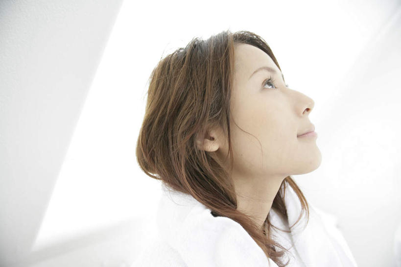 东方人,脸,头,脸颊,头发,一个人,站,横图,室内,特写,白天,侧面,亚洲,仅一个年轻女性,仅一个女性,仅一个人,阴影,服装,反射,影子,墙,棕色,注视,休闲装,黄种人,肩膀,墙壁,墙面,衣服,白色,观察,看,站着,休闲,休闲服,服饰,观看,察看,关注,年轻女性,女人,女性,亚洲人,头部,长发,直发,脸部,脸蛋,面部,抬头,仰头,站立,半身,彩图