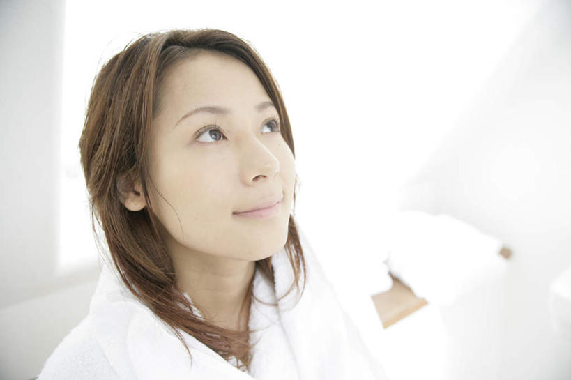 东方人,脸,头,脸颊,头发,一个人,站,横图,室内,特写,白天,正面,亚洲,仅一个年轻女性,仅一个女性,仅一个人,阴影,服装,反射,影子,墙,棕色,注视,休闲装,黄种人,肩膀,墙壁,墙面,衣服,白色,观察,看,站着,休闲,休闲服,服饰,观看,察看,关注,年轻女性,女人,女性,亚洲人,头部,长发,直发,脸部,脸蛋,面部,抬头,仰头,站立,半身,彩图