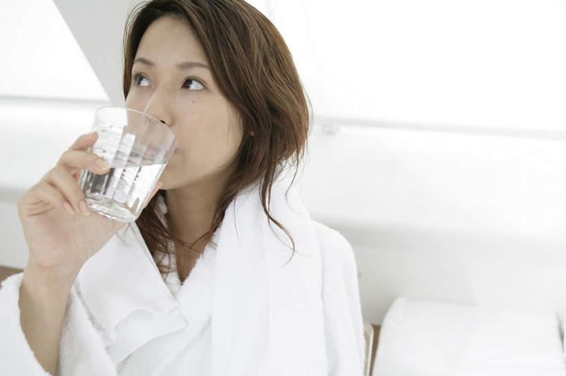 东方人,一个人,站,横图,室内,白天,正面,浴袍,水,杯子,亚洲,仅一个年轻女性,仅一个女性,仅一个人,喝,握,阴影,反射,液体,影子,墙,注视,黄种人,饮用水,墙壁,墙面,玻璃制品,白色,水杯,矿泉水,观察,看,站着,握着,观看,察看,关注,蒸馏水,年轻女性,女人,女性,亚洲人,玻璃杯,站立,半身,彩图,汤帷子,浴衣