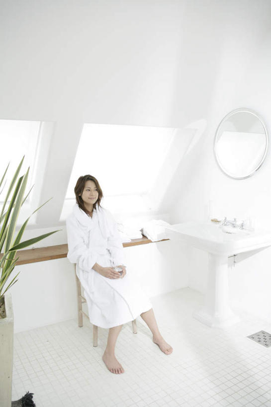 东方人,一个人,坐,笑,微笑,露齿笑,竖图,俯视,室内,白天,浴袍,植物,镜子,卫生间,浴室,亚洲,仅一个年轻女性,仅一个女性,仅一个人,阴影,反射,盆栽,水槽,水龙头,影子,墙,盆景,注视,黄种人,水斗,开关,墙壁,墙面,绿色,白色,自然,打开,观察,看,搭,生长,成长,观看,阀门,镜像,察看,开启,镜面,搭着,关注,水咀,年轻女性,女人,女性,亚洲人,淋浴房,坐着,彩图,高角度拍摄,全身,汤帷子,浴衣,冲凉房,沐浴间,沐浴室