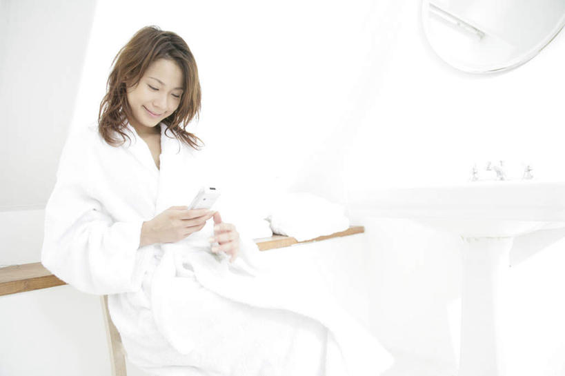 东方人,一个人,坐,笑,打电话,微笑,露齿笑,横图,室内,白天,正面,浴袍,镜子,卫生间,浴室,电话,手机,亚洲,仅一个年轻女性,仅一个女性,仅一个人,握,纺织物,水槽,水龙头,墙,注视,黄种人,通讯设备,水斗,开关,墙壁,墙面,白色,毛巾,打开,低头,观察,看,清洁,握着,观看,保暖,阀门,镜像,察看,开启,镜面,关注,透气,防水,一部,水咀,储水,耐磨,吸水,交流,年轻女性,女人,女性,亚洲人,淋浴房,沟通,通话,坐着,半身,彩图,汤帷子,浴衣,冲凉房,沐浴间,沐浴室