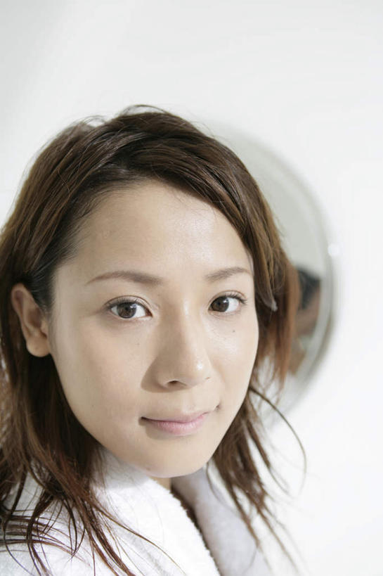 东方人,脸,头,脸颊,头发,一个人,站,竖图,室内,特写,白天,侧面,浴袍,镜子,卫生间,浴室,亚洲,仅一个年轻女性,仅一个女性,仅一个人,阴影,反射,影子,墙,棕色,扭头,注视,黄种人,肩膀,墙壁,墙面,白色,观察,看,站着,转头,观看,镜像,察看,镜面,关注,年轻女性,女人,女性,亚洲人,头部,长发,直发,脸部,脸蛋,面部,淋浴房,站立,半身,彩图,汤帷子,浴衣,冲凉房,沐浴间,沐浴室