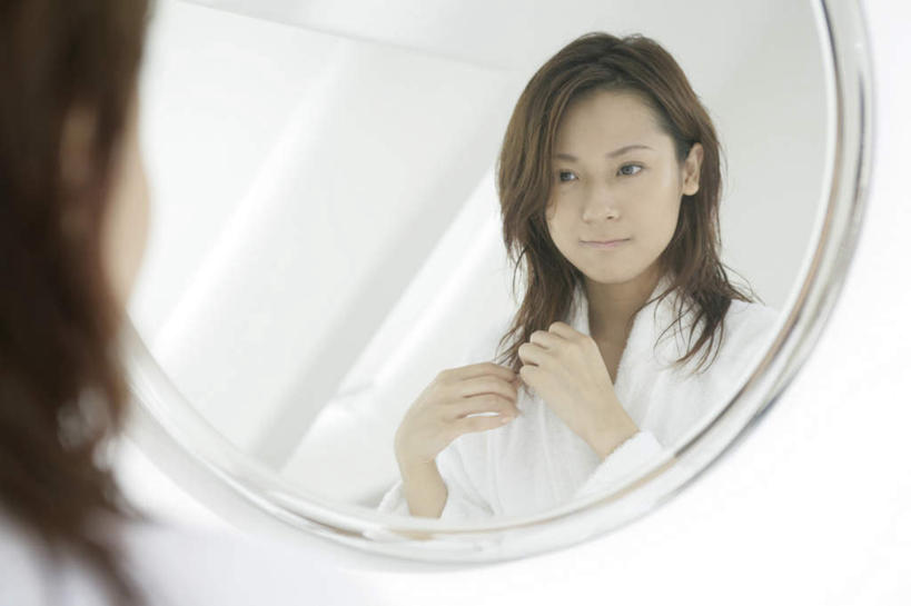 东方人,脸,头,脸颊,头发,一个人,站,横图,室内,特写,白天,浴袍,镜子,卫生间,浴室,亚洲,仅一个年轻女性,仅一个女性,仅一个人,握,阴影,朦胧,模糊,反射,影子,墙,棕色,注视,黄种人,肩膀,墙壁,墙面,背面,白色,观察,看,站着,握着,观看,镜像,察看,镜面,关注,梳理,年轻女性,女人,女性,亚洲人,头部,长发,直发,脸部,脸蛋,面部,淋浴房,站立,半身,彩图,汤帷子,浴衣,冲凉房,沐浴间,沐浴室