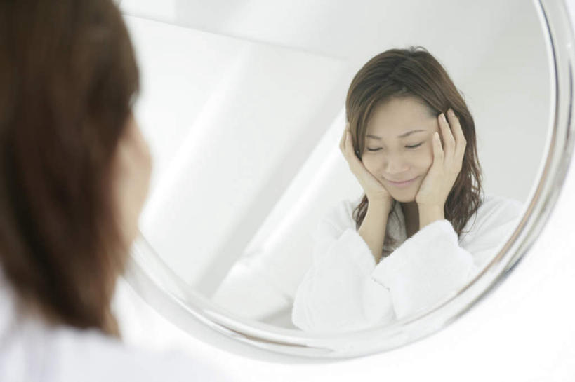 东方人,脸,头,脸颊,头发,一个人,站,笑,微笑,横图,室内,特写,白天,浴袍,镜子,卫生间,浴室,亚洲,仅一个年轻女性,仅一个女性,仅一个人,撑,阴影,朦胧,模糊,反射,影子,墙,棕色,托腮,注视,黄种人,肩膀,墙壁,墙面,背面,白色,观察,看,托,站着,观看,镜像,察看,镜面,关注,托下巴,年轻女性,女人,女性,亚洲人,头部,长发,直发,脸部,脸蛋,面部,淋浴房,站立,半身,彩图,汤帷子,浴衣,冲凉房,沐浴间,沐浴室