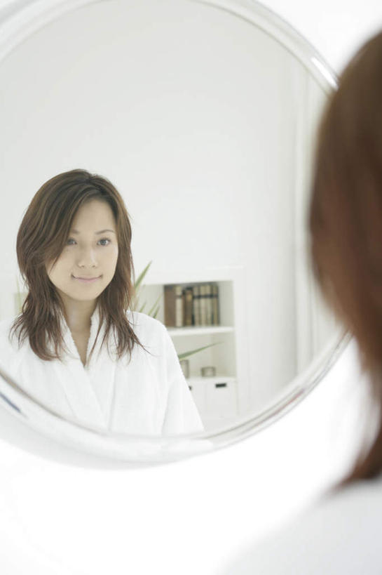 东方人,脸,头,脸颊,头发,一个人,站,笑,微笑,竖图,室内,特写,白天,浴袍,镜子,卫生间,浴室,亚洲,仅一个年轻女性,仅一个女性,仅一个人,阴影,朦胧,模糊,反射,影子,墙,棕色,注视,黄种人,肩膀,墙壁,墙面,背面,白色,观察,看,站着,观看,镜像,察看,镜面,关注,年轻女性,女人,女性,亚洲人,头部,长发,直发,脸部,脸蛋,面部,淋浴房,站立,半身,彩图,汤帷子,浴衣,冲凉房,沐浴间,沐浴室