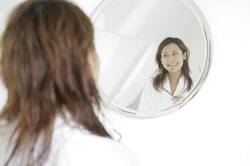 东方人,脸,头,脸颊,头发,一个人,站,笑,微笑,横图,室内,特写,白天,浴袍,镜子,卫生间,浴室,亚洲,仅一个年轻女性,仅一个女性,仅一个人,阴影,朦胧,模糊,反射,影子,墙,棕色,注视,黄种人,肩膀,墙壁,墙面,背面,白色,观察,看,站着,观看,镜像,察看,镜面,关注,年轻女性,女人,女性,亚洲人,头部,长发,直发,脸部,脸蛋,面部,淋浴房,站立,半身,彩图,汤帷子,浴衣,冲凉房,沐浴间,沐浴室