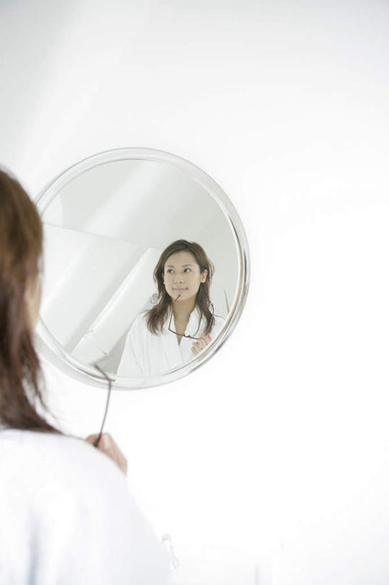 东方人,脸,头,脸颊,头发,一个人,站,笑,微笑,竖图,室内,特写,白天,浴袍,镜子,卫生间,浴室,亚洲,仅一个年轻女性,仅一个女性,仅一个人,一副,握,阴影,朦胧,模糊,反射,墨镜,眼镜,影子,墙,棕色,注视,黄种人,肩膀,墙壁,墙面,背面,白色,太阳镜,太阳眼镜,观察,看,站着,遮阳镜,握着,观看,镜像,察看,镜面,关注,年轻女性,女人,女性,亚洲人,头部,长发,直发,脸部,脸蛋,面部,淋浴房,站立,半身,彩图,汤帷子,浴衣,冲凉房,沐浴间,沐浴室