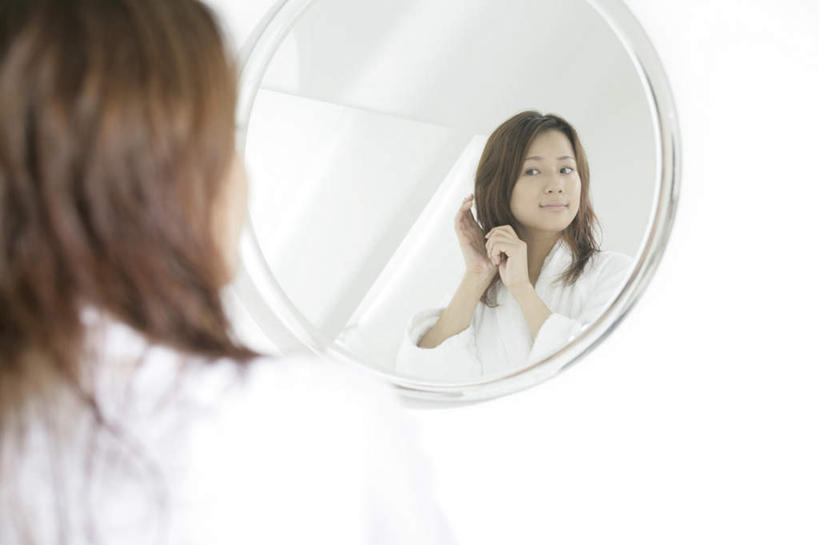 东方人,脸,头,脸颊,头发,一个人,站,横图,室内,特写,白天,浴袍,镜子,卫生间,浴室,亚洲,仅一个年轻女性,仅一个女性,仅一个人,握,阴影,朦胧,模糊,反射,影子,墙,棕色,注视,黄种人,肩膀,墙壁,墙面,背面,白色,观察,看,站着,握着,观看,镜像,察看,镜面,关注,梳理,年轻女性,女人,女性,亚洲人,头部,长发,直发,脸部,脸蛋,面部,淋浴房,站立,半身,彩图,汤帷子,浴衣,冲凉房,沐浴间,沐浴室