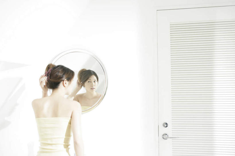 东方人,一个人,站,横图,室内,白天,镜子,门,卫生间,浴室,亚洲,仅一个年轻女性,仅一个女性,仅一个人,握,阴影,服装,装饰,反射,头饰,影子,墙,注视,黄种人,墙壁,墙面,背面,衣服,白色,发夹,发饰,夹子,饰品,门框,观察,看,站着,握着,服饰,观看,华丽,修饰,点缀,镜像,察看,衣着,镜面,穿着,关注,梳理,配饰,衬托,美观,雅致,雅观,衣饰,年轻女性,女人,女性,亚洲人,淋浴房,站立,半身,彩图,冲凉房,沐浴间,沐浴室