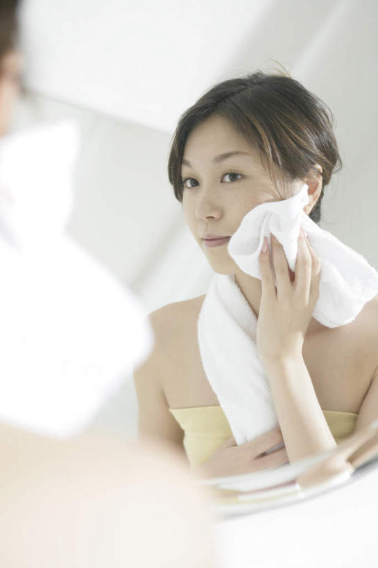 东方人,一个人,站,竖图,室内,白天,镜子,卫生间,浴室,亚洲,仅一个年轻女性,仅一个女性,仅一个人,一条,擦,抚摸,握,阴影,服装,朦胧,模糊,反射,纺织物,影子,墙,注视,黄种人,墙壁,墙面,背面,衣服,白色,毛巾,观察,看,清洁,站着,擦拭,握着,服饰,观看,保暖,镜像,察看,衣着,镜面,穿着,关注,透气,防水,衣饰,储水,耐磨,吸水,揩擦,拭,年轻女性,女人,女性,亚洲人,淋浴房,站立,半身,彩图,冲凉房,沐浴间,沐浴室,轻抚