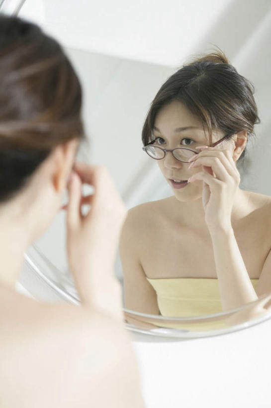 东方人,脸,头,脸颊,一个人,站,竖图,室内,特写,白天,镜子,卫生间,浴室,亚洲,仅一个年轻女性,仅一个女性,仅一个人,一副,戴,握,阴影,服装,反射,眼镜,影子,注视,黄种人,肩膀,背面,衣服,观察,看,站着,握着,服饰,观看,镜像,戴着,察看,衣着,镜面,穿着,关注,近视眼镜,衣饰,年轻女性,女人,女性,亚洲人,头部,脸部,脸蛋,面部,淋浴房,站立,半身,彩图,冲凉房,沐浴间,沐浴室