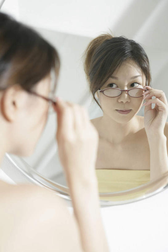 东方人,脸,头,脸颊,一个人,站,竖图,室内,特写,白天,镜子,卫生间,浴室,亚洲,仅一个年轻女性,仅一个女性,仅一个人,一副,戴,握,阴影,服装,反射,眼镜,影子,注视,黄种人,肩膀,背面,衣服,观察,看,站着,握着,服饰,观看,镜像,戴着,察看,衣着,镜面,穿着,关注,近视眼镜,衣饰,年轻女性,女人,女性,亚洲人,头部,脸部,脸蛋,面部,淋浴房,站立,半身,彩图,冲凉房,沐浴间,沐浴室