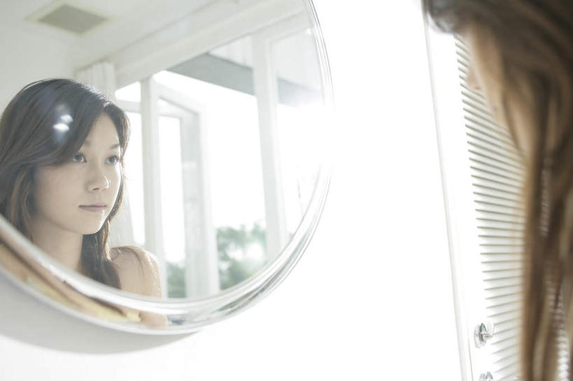 东方人,脸,头,脸颊,头发,一个人,站,横图,室内,特写,白天,侧面,镜子,门,卫生间,浴室,亚洲,仅一个年轻女性,仅一个女性,仅一个人,阴影,服装,朦胧,模糊,反射,影子,墙,棕色,注视,休闲装,黄种人,肩膀,墙壁,墙面,衣服,白色,门框,观察,看,站着,休闲,休闲服,服饰,观看,镜像,察看,镜面,关注,年轻女性,女人,女性,亚洲人,头部,长发,直发,脸部,脸蛋,面部,淋浴房,站立,半身,彩图,冲凉房,沐浴间,沐浴室