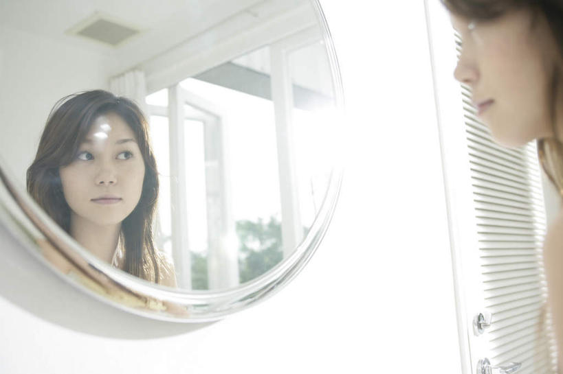 东方人,脸,头,脸颊,头发,一个人,站,横图,室内,特写,白天,侧面,镜子,门,卫生间,浴室,亚洲,仅一个年轻女性,仅一个女性,仅一个人,阴影,服装,朦胧,模糊,反射,影子,墙,棕色,注视,休闲装,黄种人,肩膀,墙壁,墙面,衣服,白色,门框,观察,看,站着,休闲,休闲服,服饰,观看,镜像,察看,镜面,关注,年轻女性,女人,女性,亚洲人,头部,长发,直发,脸部,脸蛋,面部,淋浴房,站立,半身,彩图,冲凉房,沐浴间,沐浴室