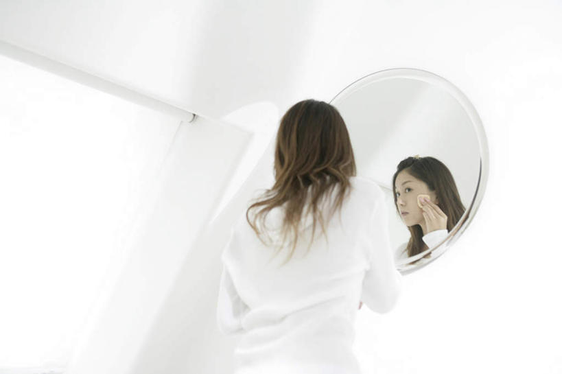 东方人,一个人,站,横图,室内,白天,仰视,化妆,美容,镜子,卫生间,浴室,亚洲,仅一个年轻女性,仅一个女性,仅一个人,护肤,握,阴影,服装,反射,影子,墙,注视,休闲装,黄种人,墙壁,墙面,衣服,白色,粉扑,观察,看,站着,保养,享受,休闲,休闲服,放松,握着,保健,服饰,观看,镜像,察看,美容工具,镜面,关注,养颜,化妆工具,年轻女性,女人,女性,亚洲人,淋浴房,站立,半身,彩图,低角度拍摄,冲凉房,沐浴间,沐浴室