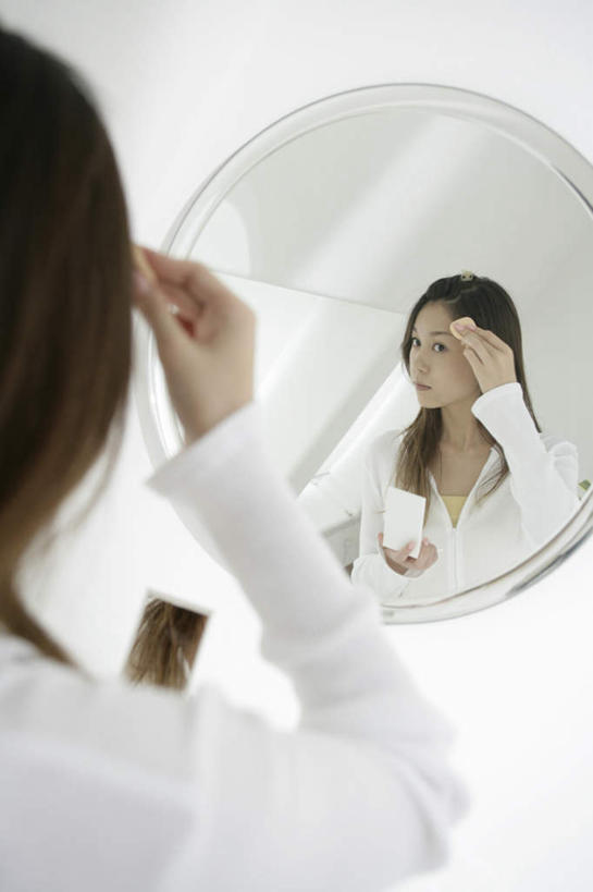 东方人,脸,头,脸颊,一个人,站,笑,微笑,竖图,室内,特写,白天,化妆,美容,镜子,卫生间,浴室,亚洲,仅一个年轻女性,仅一个女性,仅一个人,护肤,握,阴影,服装,朦胧,模糊,反射,影子,墙,梳子,注视,休闲装,黄种人,肩膀,墙壁,墙面,背面,衣服,白色,粉扑,日用品,观察,看,站着,保养,享受,休闲,休闲服,放松,握着,保健,服饰,观看,镜像,察看,美容工具,镜面,关注,养颜,化妆工具,美发用品,年轻女性,女人,女性,亚洲人,头部,脸部,脸蛋,面部,淋浴房,站立,半身,彩图,冲凉房,沐浴间,沐浴室