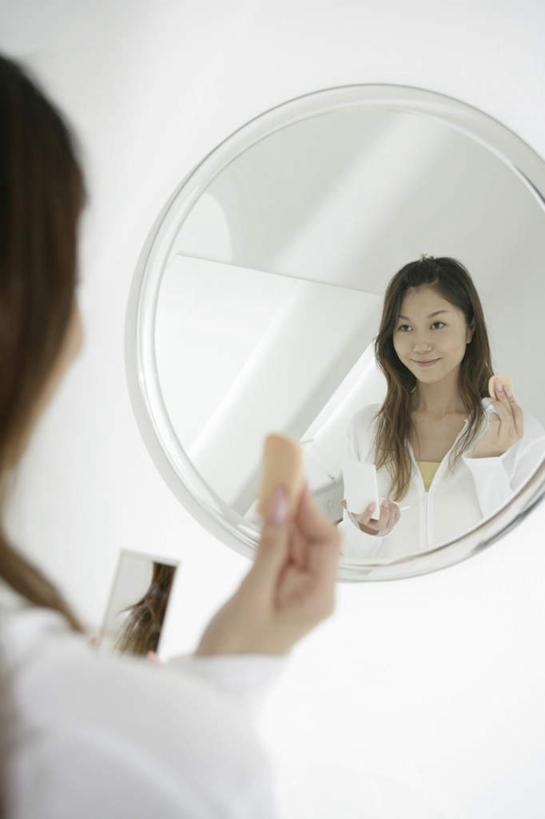 东方人,脸,头,脸颊,一个人,站,笑,微笑,竖图,室内,特写,白天,化妆,美容,镜子,卫生间,浴室,亚洲,仅一个年轻女性,仅一个女性,仅一个人,护肤,握,阴影,服装,朦胧,模糊,反射,影子,墙,梳子,注视,休闲装,黄种人,肩膀,墙壁,墙面,背面,衣服,白色,粉扑,日用品,观察,看,站着,保养,享受,休闲,休闲服,放松,握着,保健,服饰,观看,镜像,察看,美容工具,镜面,关注,养颜,化妆工具,美发用品,年轻女性,女人,女性,亚洲人,头部,脸部,脸蛋,面部,淋浴房,站立,半身,彩图,冲凉房,沐浴间,沐浴室