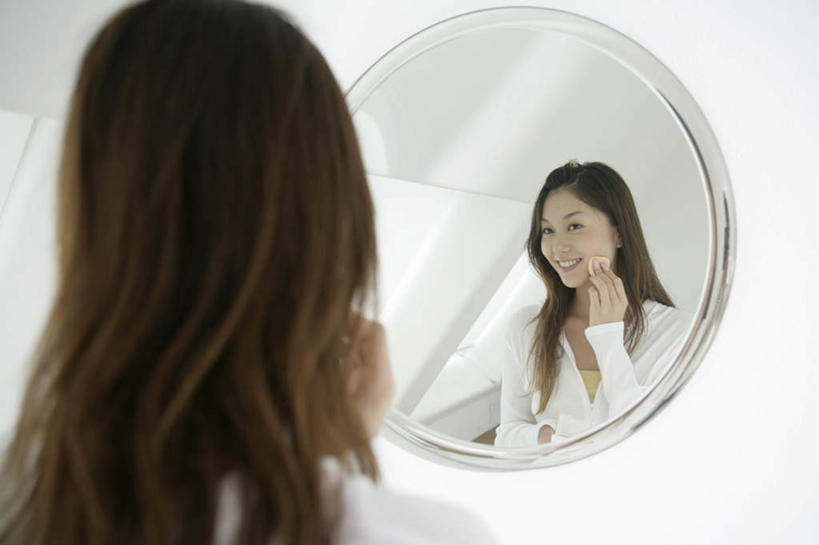 东方人,脸,头,脸颊,一个人,站,笑,微笑,露齿笑,横图,室内,特写,白天,化妆,美容,镜子,卫生间,浴室,亚洲,仅一个年轻女性,仅一个女性,仅一个人,护肤,握,阴影,服装,朦胧,模糊,反射,影子,墙,注视,休闲装,黄种人,肩膀,墙壁,墙面,背面,衣服,白色,粉扑,观察,看,站着,保养,享受,休闲,休闲服,放松,握着,保健,服饰,观看,镜像,察看,美容工具,镜面,关注,养颜,化妆工具,年轻女性,女人,女性,亚洲人,头部,脸部,脸蛋,面部,淋浴房,站立,半身,彩图,冲凉房,沐浴间,沐浴室