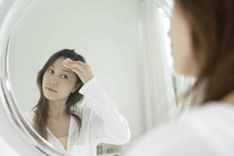 东方人,脸,头,脸颊,一个人,站,笑,微笑,露齿笑,横图,室内,特写,白天,化妆,美容,镜子,卫生间,浴室,亚洲,仅一个年轻女性,仅一个女性,仅一个人,护肤,握,阴影,服装,朦胧,模糊,反射,影子,墙,注视,休闲装,黄种人,肩膀,墙壁,墙面,背面,衣服,白色,粉扑,观察,看,站着,保养,享受,休闲,休闲服,放松,握着,保健,服饰,观看,镜像,察看,美容工具,镜面,关注,养颜,化妆工具,年轻女性,女人,女性,亚洲人,头部,脸部,脸蛋,面部,淋浴房,站立,半身,彩图,冲凉房,沐浴间,沐浴室