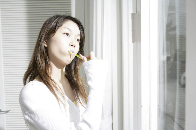 东方人,一个人,站,横图,室内,白天,侧面,窗户,门,卫生间,浴室,亚洲,仅一个年轻女性,仅一个女性,仅一个人,一把,握,阴影,服装,反射,牙刷,影子,注视,休闲装,黄种人,刷牙,玻璃窗,衣服,门框,日用品,观察,看,清洁,站着,休闲,休闲服,握着,服饰,洗漱用品,观看,察看,卫生,关注,年轻女性,女人,女性,亚洲人,淋浴房,站立,半身,彩图,冲凉房,沐浴间,沐浴室