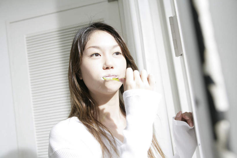 东方人,一个人,站,横图,室内,白天,正面,窗户,门,卫生间,浴室,亚洲,仅一个年轻女性,仅一个女性,仅一个人,一把,握,阴影,服装,反射,牙刷,影子,注视,休闲装,黄种人,刷牙,玻璃窗,衣服,门框,日用品,观察,看,清洁,站着,休闲,休闲服,握着,服饰,洗漱用品,观看,察看,卫生,关注,年轻女性,女人,女性,亚洲人,淋浴房,站立,半身,彩图,冲凉房,沐浴间,沐浴室