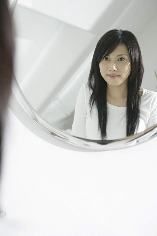 东方人,一个人,站,笑,微笑,竖图,室内,白天,镜子,卫生间,浴室,亚洲,仅一个年轻女性,仅一个女性,仅一个人,阴影,服装,反射,影子,墙,注视,休闲装,黄种人,墙壁,墙面,背面,衣服,白色,观察,看,站着,休闲,休闲服,服饰,观看,镜像,察看,镜面,关注,年轻女性,女人,女性,亚洲人,淋浴房,站立,半身,彩图,冲凉房,沐浴间,沐浴室