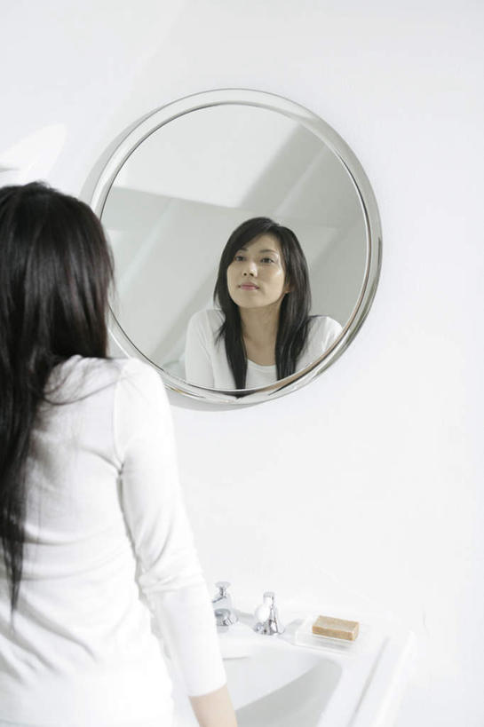 东方人,一个人,站,笑,微笑,竖图,室内,白天,镜子,卫生间,浴室,亚洲,仅一个年轻女性,仅一个女性,仅一个人,阴影,服装,反射,影子,墙,注视,休闲装,黄种人,墙壁,墙面,背面,衣服,白色,观察,看,站着,休闲,休闲服,服饰,观看,镜像,察看,镜面,关注,年轻女性,女人,女性,亚洲人,淋浴房,站立,半身,彩图,冲凉房,沐浴间,沐浴室