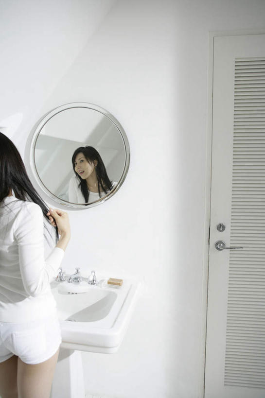 东方人,一个人,站,笑,微笑,竖图,室内,白天,镜子,门,卫生间,浴室,亚洲,仅一个年轻女性,仅一个女性,仅一个人,阴影,服装,反射,影子,墙,注视,休闲装,黄种人,墙壁,墙面,背面,衣服,白色,门框,观察,看,站着,休闲,休闲服,服饰,观看,镜像,察看,镜面,关注,年轻女性,女人,女性,亚洲人,淋浴房,站立,半身,彩图,冲凉房,沐浴间,沐浴室