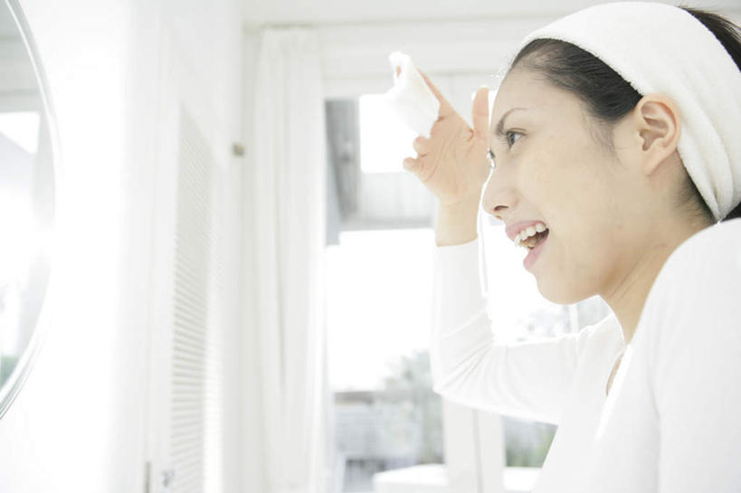 东方人,脸,头,脸颊,一个人,站,笑,微笑,露齿笑,横图,室内,特写,白天,侧面,化妆,美容,镜子,卫生间,浴室,亚洲,仅一个年轻女性,仅一个女性,仅一个人,擦,抚摸,护肤,阴影,服装,朦胧,模糊,反射,束发带,影子,墙,注视,休闲装,黄种人,肩膀,墙壁,墙面,衣服,白色,化妆棉,化妆品,观察,看,站着,保养,享受,休闲,休闲服,放松,擦拭,保健,服饰,观看,镜像,察看,化妆用品,镜面,关注,养颜,揩擦,拭,年轻女性,女人,女性,亚洲人,头部,脸部,脸蛋,面部,淋浴房,站立,半身,彩图,冲凉房,沐浴间,沐浴室,轻抚