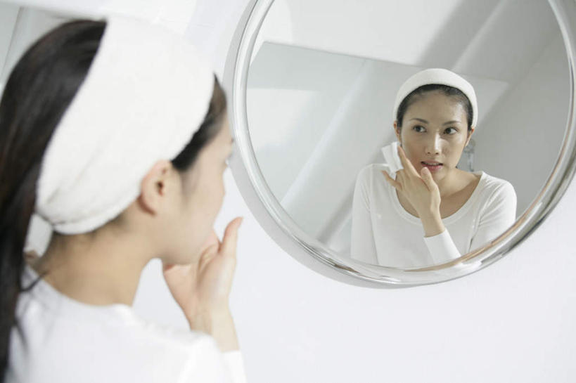 东方人,脸,头,脸颊,一个人,站,笑,微笑,横图,室内,特写,白天,化妆,美容,镜子,卫生间,浴室,亚洲,仅一个年轻女性,仅一个女性,仅一个人,擦,抚摸,护肤,阴影,服装,朦胧,模糊,反射,束发带,影子,墙,注视,休闲装,黄种人,肩膀,墙壁,墙面,背面,衣服,白色,化妆棉,化妆品,观察,看,站着,保养,享受,休闲,休闲服,放松,擦拭,保健,服饰,观看,镜像,察看,化妆用品,镜面,关注,养颜,揩擦,拭,年轻女性,女人,女性,亚洲人,头部,脸部,脸蛋,面部,淋浴房,站立,半身,彩图,冲凉房,沐浴间,沐浴室,轻抚