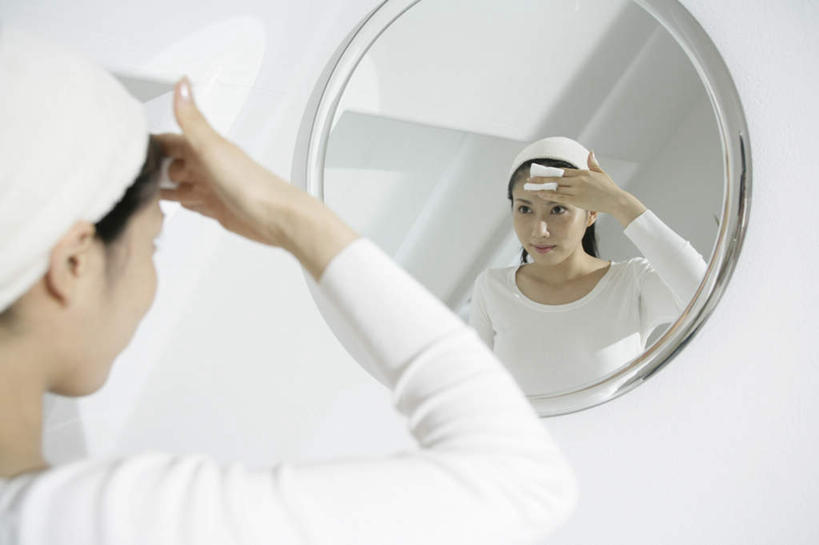 东方人,脸,头,脸颊,一个人,站,举,笑,微笑,横图,室内,特写,白天,化妆,美容,镜子,卫生间,浴室,亚洲,仅一个年轻女性,仅一个女性,仅一个人,擦,抚摸,护肤,阴影,服装,朦胧,模糊,反射,束发带,影子,墙,注视,休闲装,黄种人,肩膀,墙壁,墙面,背面,衣服,白色,化妆棉,化妆品,观察,看,托,站着,保养,享受,休闲,休闲服,放松,擦拭,保健,服饰,观看,镜像,察看,化妆用品,镜面,关注,养颜,揩擦,拭,年轻女性,女人,女性,亚洲人,头部,脸部,脸蛋,面部,淋浴房,举起,举手,举着,向上举,向上伸,向上托,站立,半身,彩图,冲凉房,沐浴间,沐浴室,轻抚