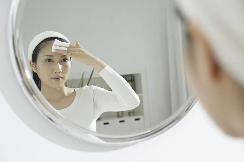 东方人,脸,头,脸颊,一个人,站,举,笑,微笑,横图,室内,特写,白天,化妆,美容,镜子,卫生间,浴室,亚洲,仅一个年轻女性,仅一个女性,仅一个人,擦,抚摸,护肤,阴影,服装,朦胧,模糊,反射,束发带,影子,墙,注视,休闲装,黄种人,肩膀,墙壁,墙面,背面,衣服,白色,化妆棉,化妆品,观察,看,托,站着,保养,享受,休闲,休闲服,放松,擦拭,保健,服饰,观看,镜像,察看,化妆用品,镜面,关注,养颜,揩擦,拭,年轻女性,女人,女性,亚洲人,头部,脸部,脸蛋,面部,淋浴房,举起,举手,举着,向上举,向上伸,向上托,站立,半身,彩图,冲凉房,沐浴间,沐浴室,轻抚